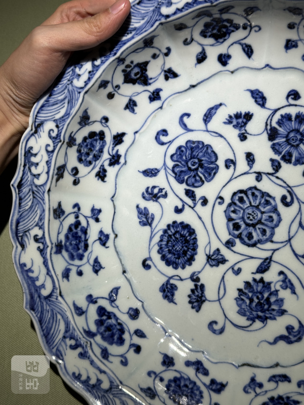 明永乐 青花缠枝四季花卉折沿海浪菱口盘 - 图13